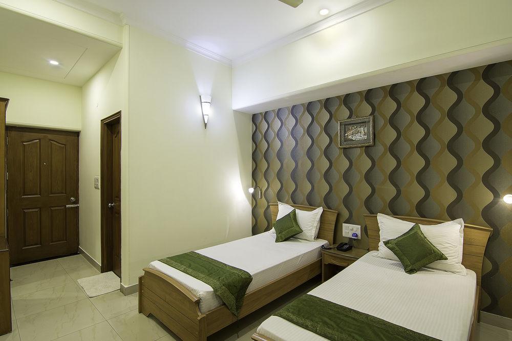 Treebo Palm Tree Palam Vihar Hotel Gurgaon Eksteriør billede