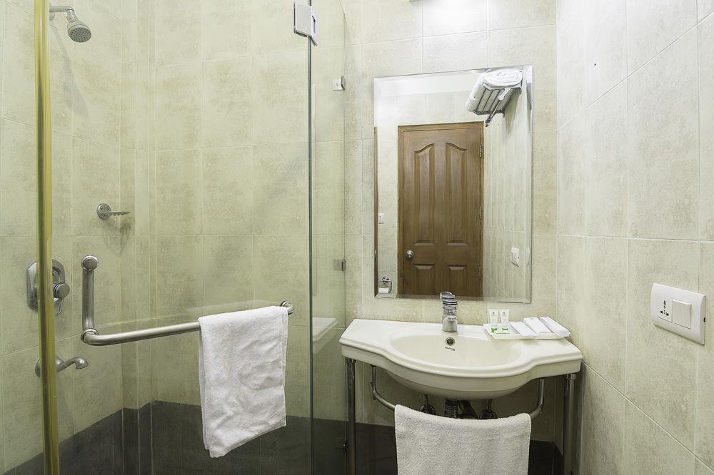 Treebo Palm Tree Palam Vihar Hotel Gurgaon Eksteriør billede