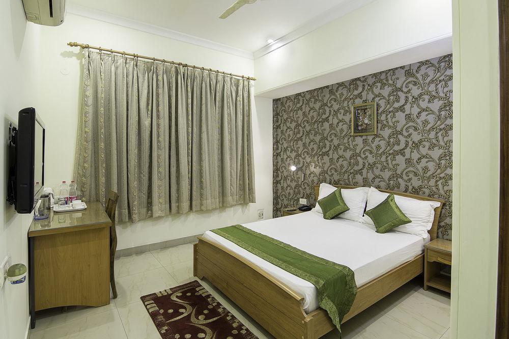 Treebo Palm Tree Palam Vihar Hotel Gurgaon Eksteriør billede