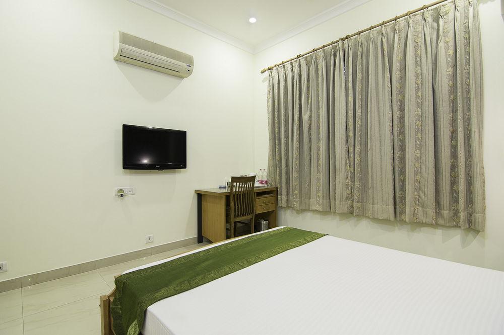 Treebo Palm Tree Palam Vihar Hotel Gurgaon Eksteriør billede
