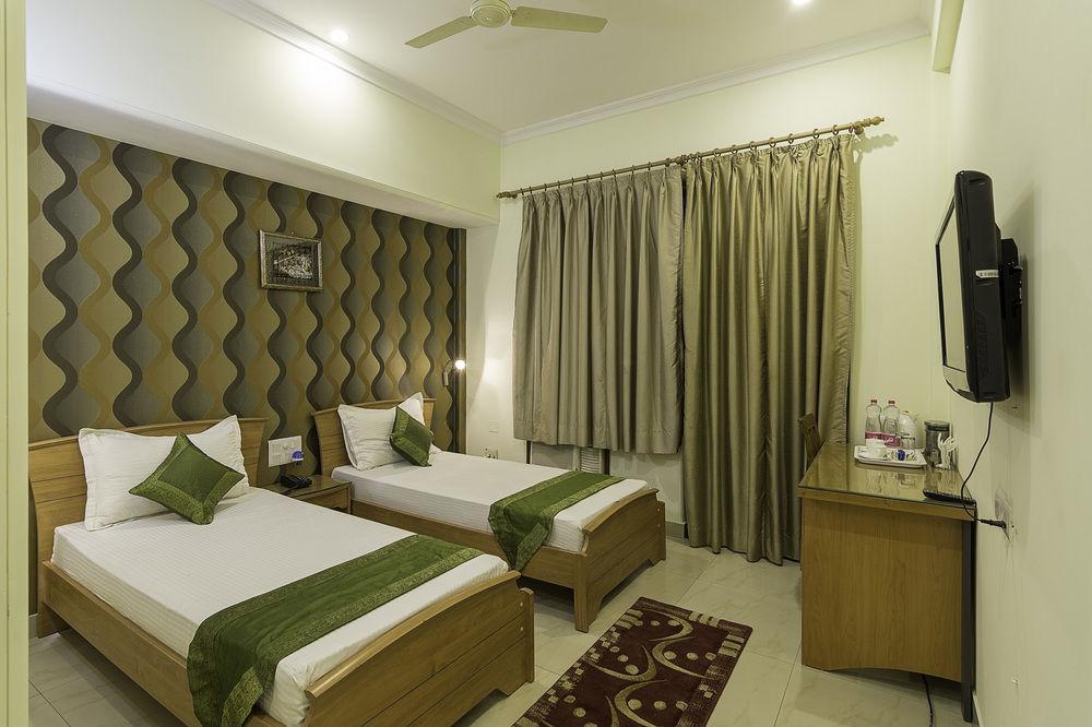 Treebo Palm Tree Palam Vihar Hotel Gurgaon Eksteriør billede