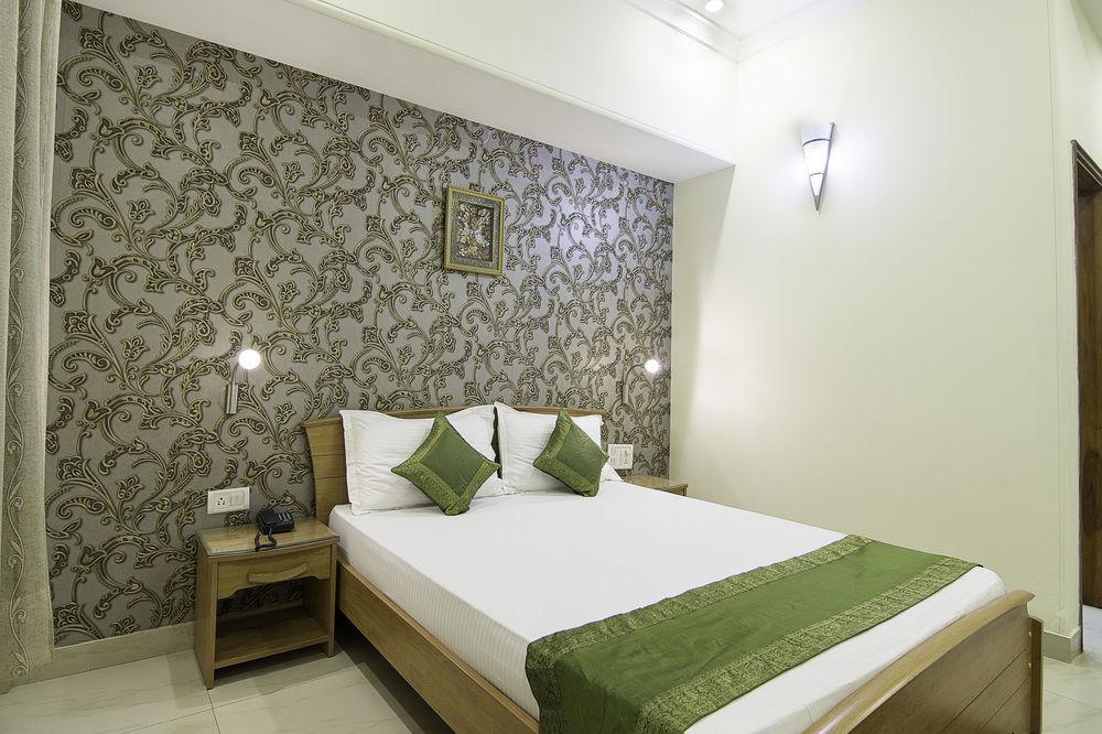 Treebo Palm Tree Palam Vihar Hotel Gurgaon Eksteriør billede